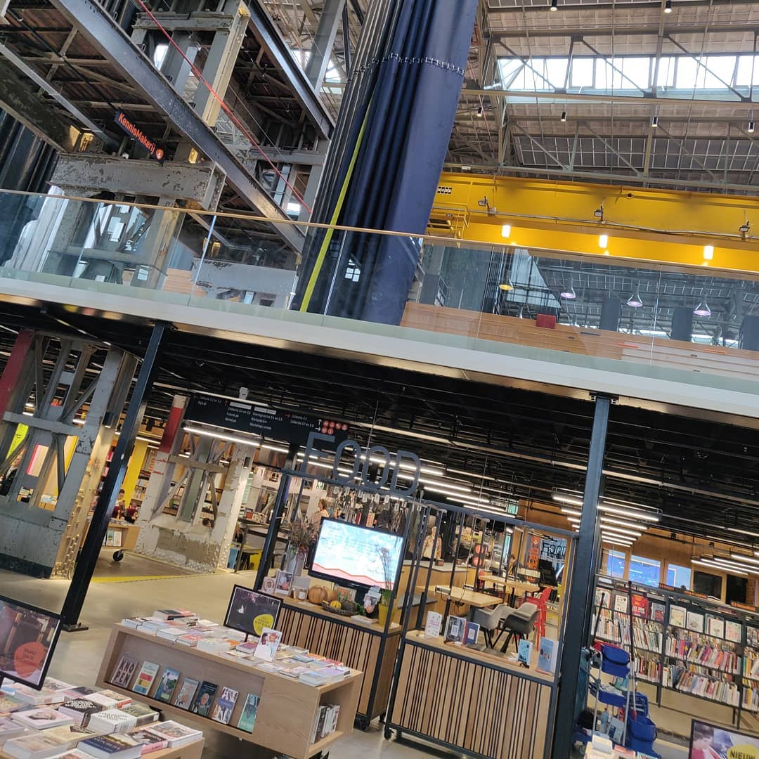 Wat een gaaf gebouw is @lochal013! #overleg #tilburg #bibliotheek