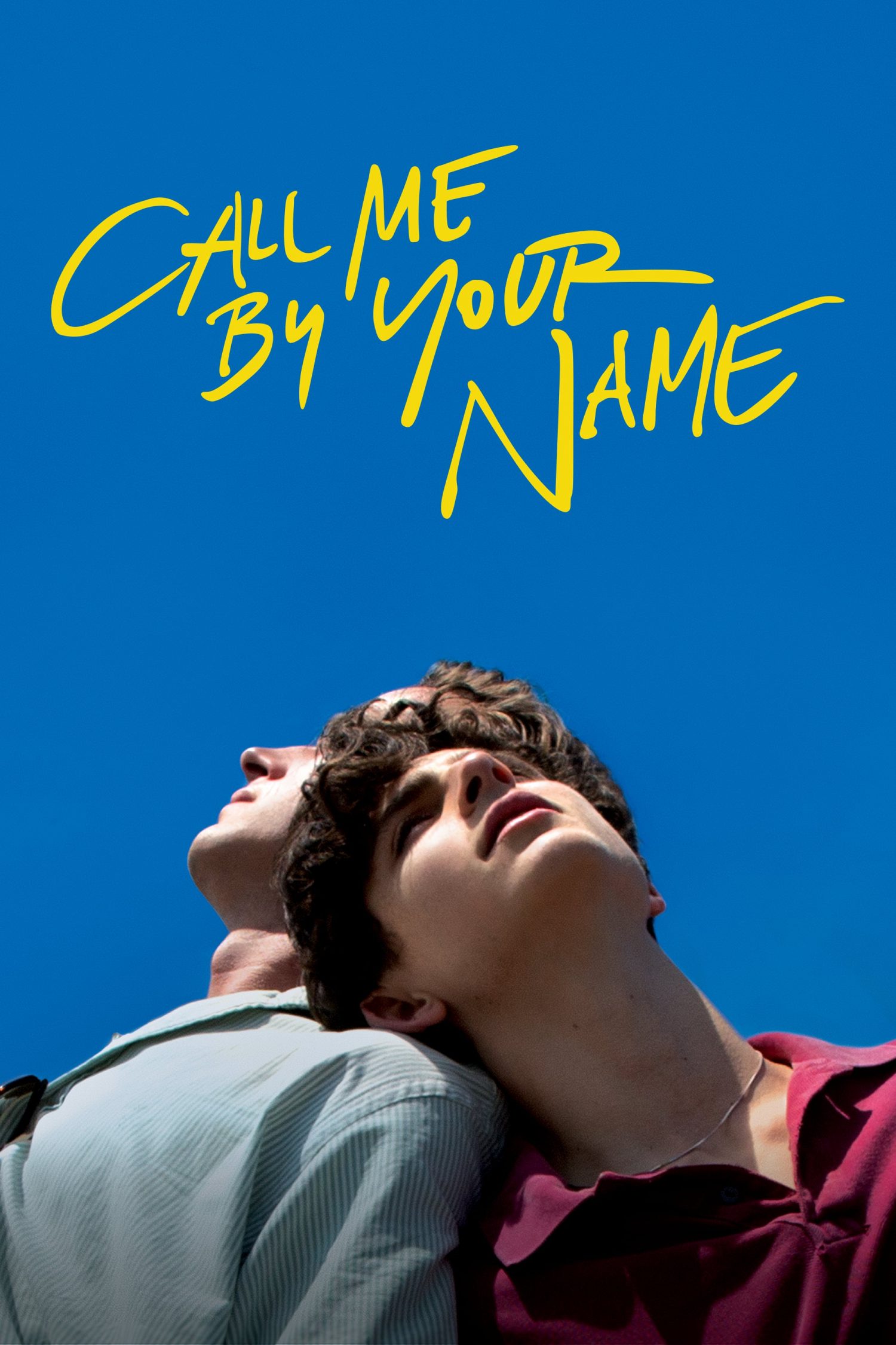 Poster van Call me by your name, blauwe achtergrond met in geel de titel en daaronder twee jonge mannen die met hun hoofd op de schouder van de ander liggen.