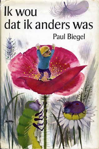 Kaft van het boek Ik wou dat ik anders was: een klein jongetje staat in een bloem, waar een insect tegenop kruipt, op de achtergrond meer bloemen met insecten. Uit de lucht dwarrelt een veertje.