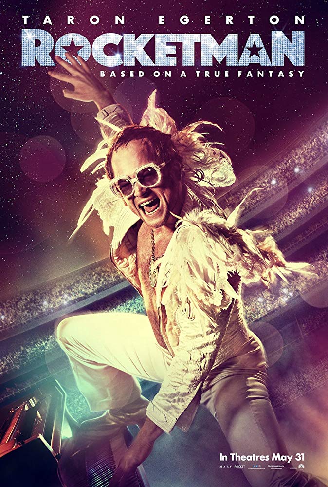 Filmposter van Rocketman: het personage Elton John in een wit pak met veren op de schouders staat in showhouding midden op de poster met op de achtergrond de tribunes van een groot stadion.