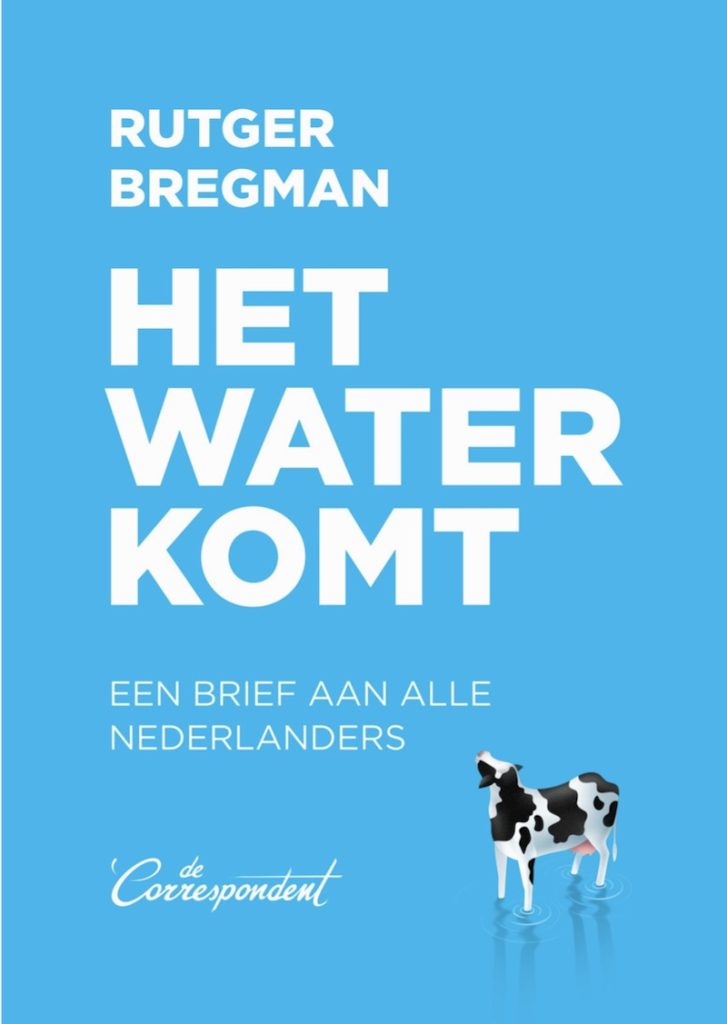 Kaft van Het water komt: lichtblauwe kaft met een kleine getekende koe rechtsonder die in het blauwe water van de kaft lijkt te staan.