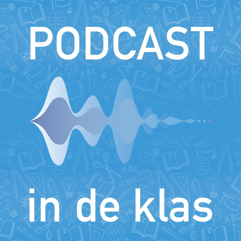 Logo van Podcast in de klas: lichtblauwe achtergrond met een stylistische grijze geluidsgolf. Titel in wit.