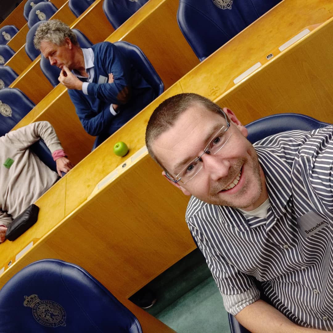 Vandaag bij een erg leuke trouweledendag van @d66_insta in de Tweede Kamer geweest. Voor het eerst in de plenaire zaal, hier op de stoel van Geert 😁