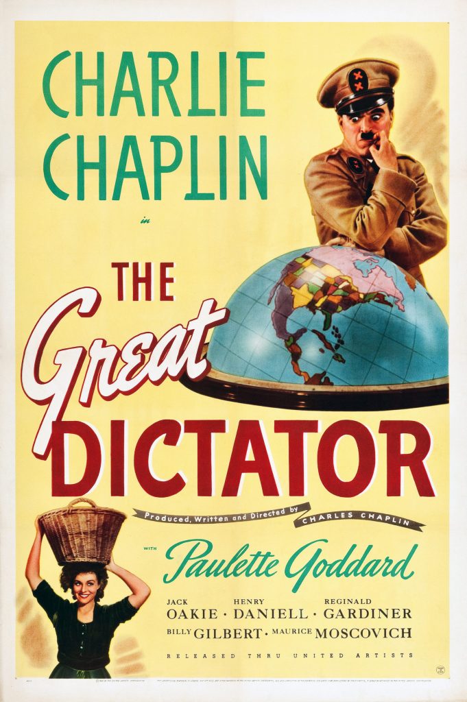 Poster van The great dictator: een als Hitler verklede Charlie Chaplin kijkt naar een wereldbol.