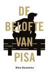 Kaft van De belofte van Pisa: een zwart silhouet van een jongeman met een kuifje zit in nadenkhouding bovenop een houten bankje. Daaroverheen in goud de titel van het boek.