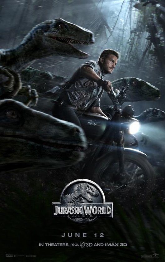 Filmposter van Jurassic World: een man op een motor rijdt door een woud, omringd door drie velociraptors. De hele poster is een zeer duistere tinten uitgevoerd.