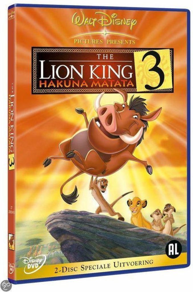 DVD-hoes van The Lion King 3: Hakuna Matata, waarop stokstaartje Timon wrattenzwijn Pumba omhoog tilt zoals Simba omhoog getild werd in de originele film.