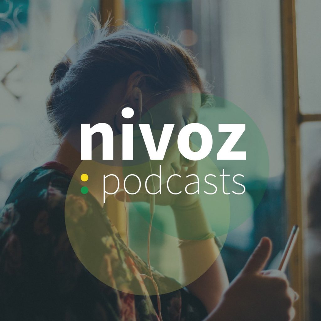 Logo van de Nivoz Podcasts: een vrouw zit met haar hoofd leunend op haar hand te lezen. Daarvoor de titel van de podcast.