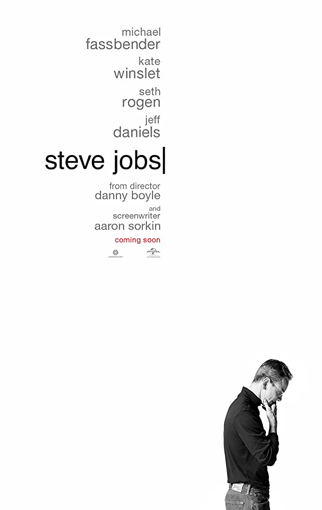 Filmposter van Steve Jobs met onderaan vanaf de zijkant gefotografeerd Steve Jobs met nadenkend een hand aan zijn kin, bovenaan de informatie over de film in een mInimalistische Apple-uitstraling.