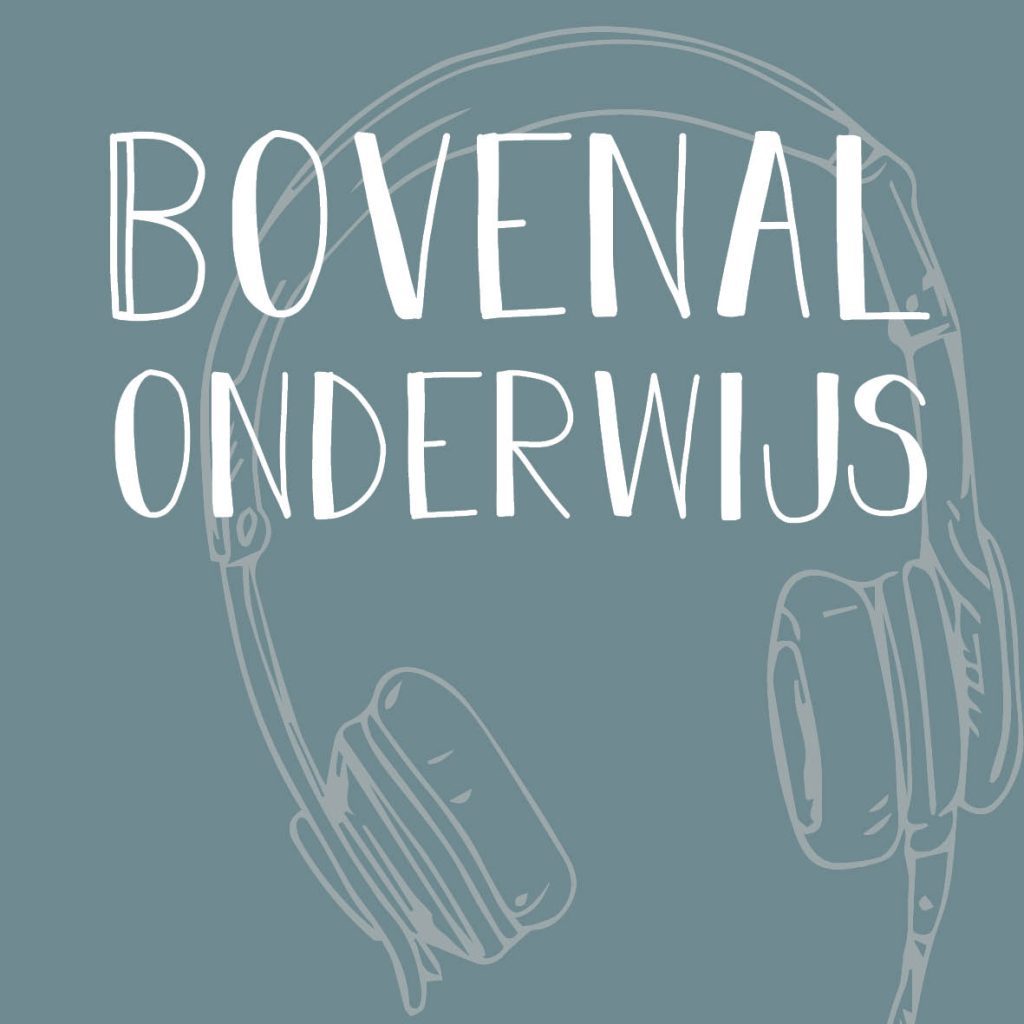 Logo van Bovenal onderwijs: grijze achtergrond met een witte tekening van een koptelefoon en daaroverheen de titel eveneens in wit.