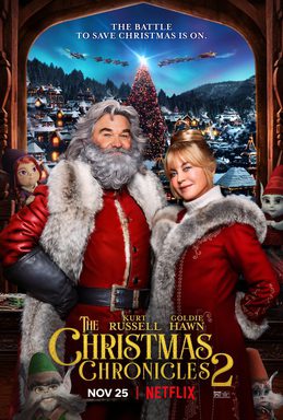 Poster van The Christmas Chronicles 2: de kerstman en de kerstvrouw staan voor een barok houten raam waarachter een kerstdorp, grote kerstboom en arrenslee zichtbaar zijn.