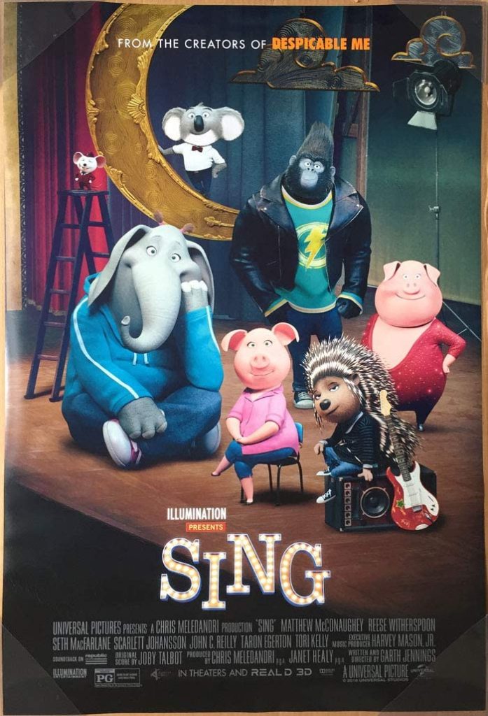 Poster voor Sing: diverse dieren zitten en staan op een podium: een egel, twee varkens, een olifant, een gorilla, een muis en een koala.