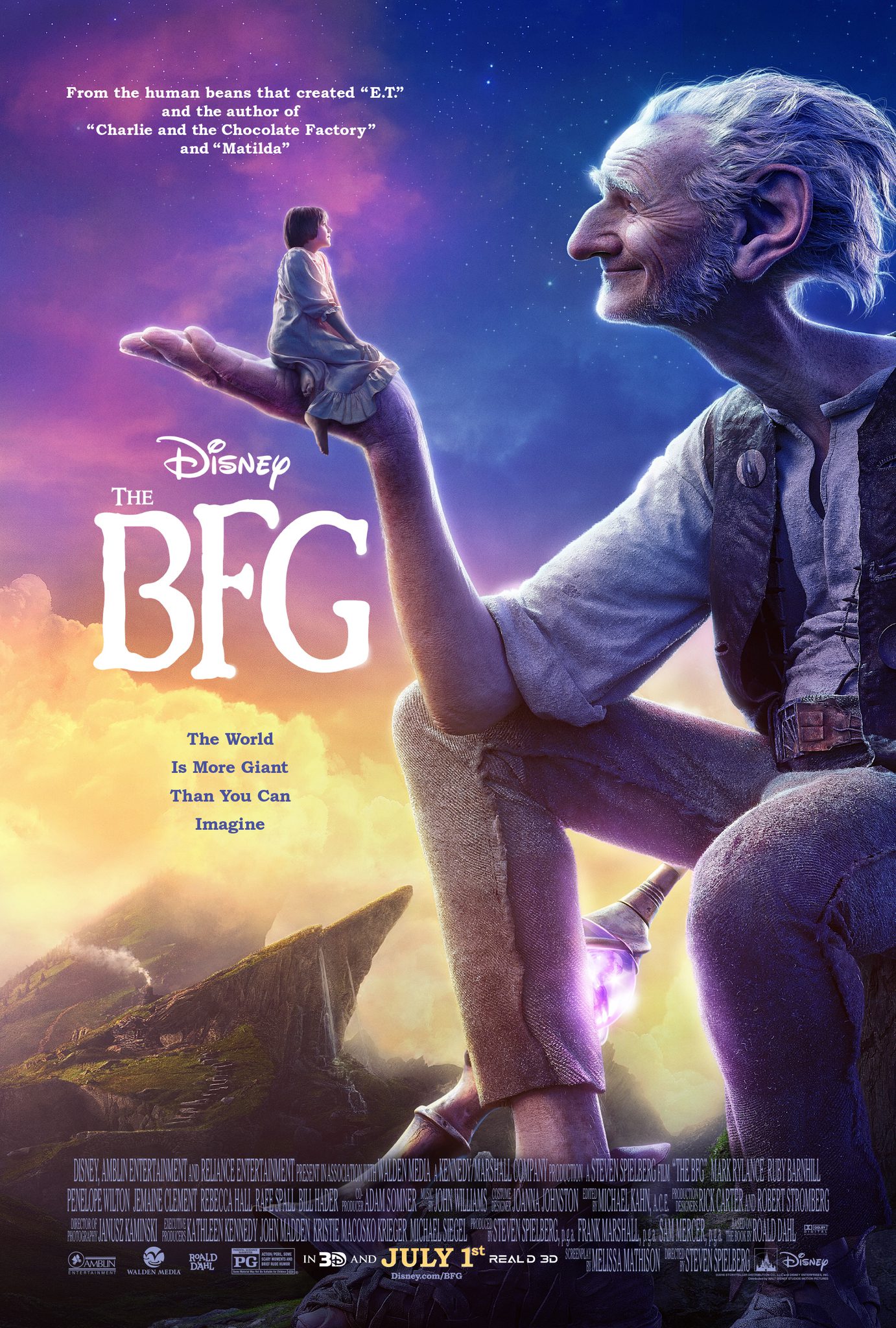 Poster van The BFG, waarop een vriendelijke reus met piekering grijs haar een meisje op zijn hand omhoog tilt en haar aankijkt. Op de achtergrond veelkleurige wolken en een berglandschap.