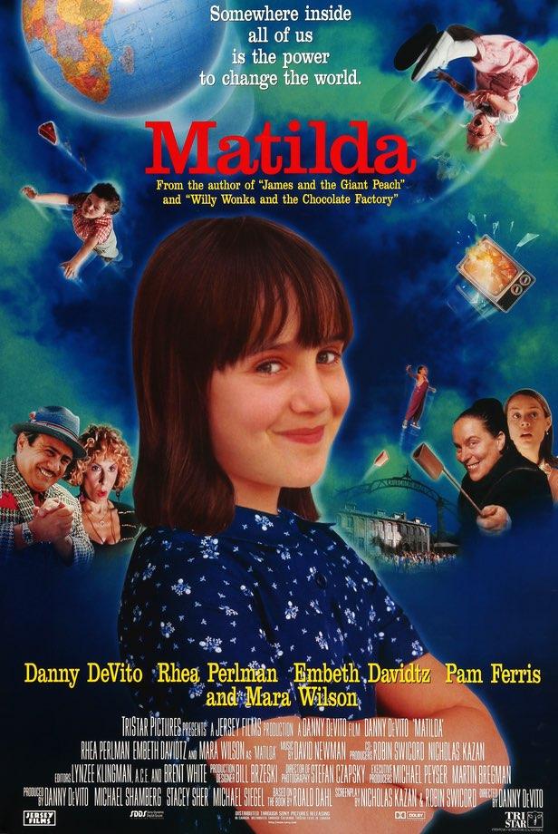 Poster van Matilda, een meisje kijkt je ondeugend aan. Om haar heen groene en blauwe wolken en enkele belangrijke personages en gebeurtenissen.