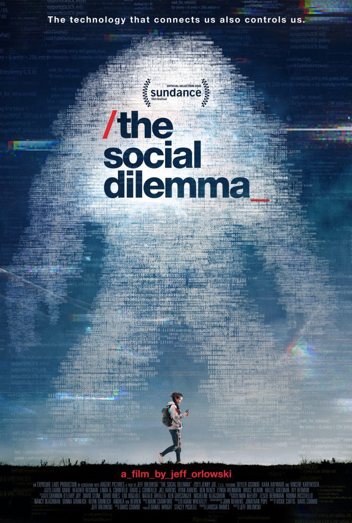 Poster van The social dilemma, Een meisje loopt door een grasveld met haar telefoon. Daarboven in de lucht ee wolkachtige witte figuur bestaande uit allemaal enen en nullen.