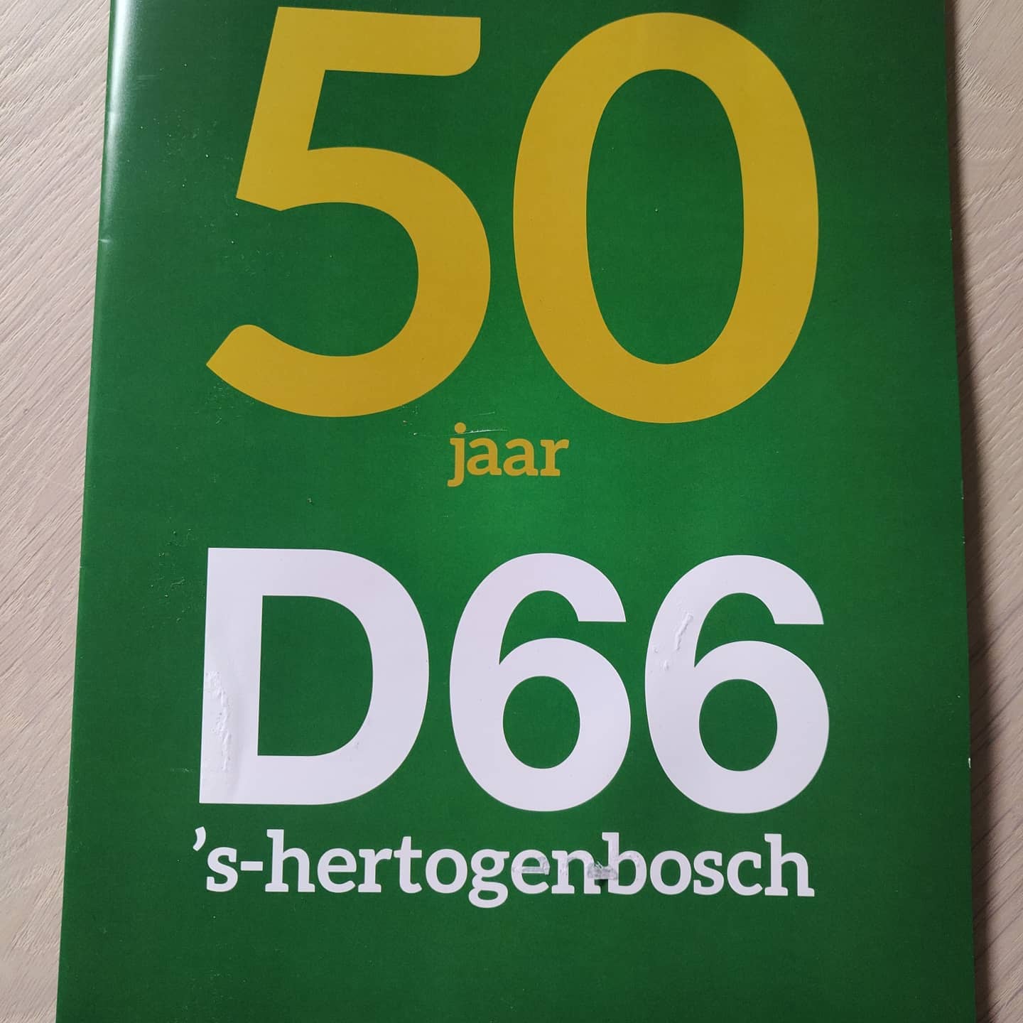 Gisteren bij de afdelingsbarbecue dit mooie magazine inclusief interview met @hansjcvanveen en mijzelf in ontvangst mogen nemen. Gefeliciteerd @d66denbosch! #50jaar #d66 #denbosch #hertogenbosch #rosmalen