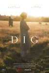 Filmposter van The Dig: een vrouw staat wat mistroostig in een veld naar de grond te kijken, op de achtergrond loopt een man weg en dat in een laagstaand zonnetje.