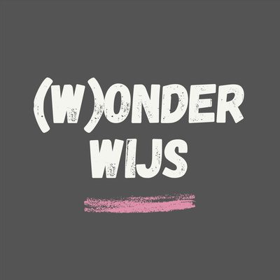 Logo van Wonderwijs: grijze achtergrond, roze krijtstreep onder het woord (W)onderwijs in wit.