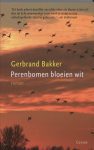 Kaft van Perenbomen bloeien wit: een rode wolkenlucht met een groep wegvliegende vogels.