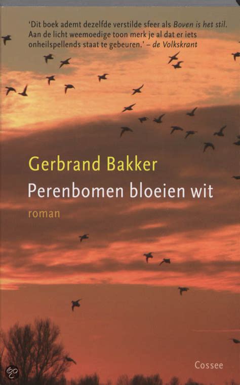 Kaft van Perenbomen bloeien wit: een rode wolkenlucht met een groep wegvliegende vogels.