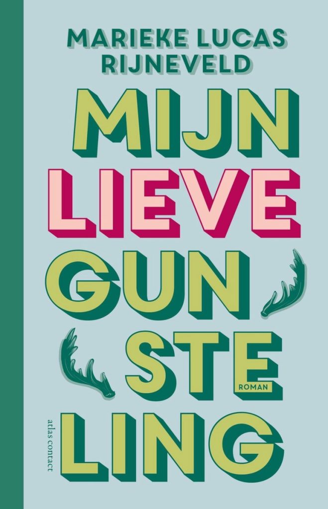 Kaft van Mijn Lieve Gunsteling: lichtblauwe achtergrond met in grote letters met een schaduw de titel in groen en auteursnaam in roze over de hele voorkant van de het boek. Naast de letters twee kleine geweien. 