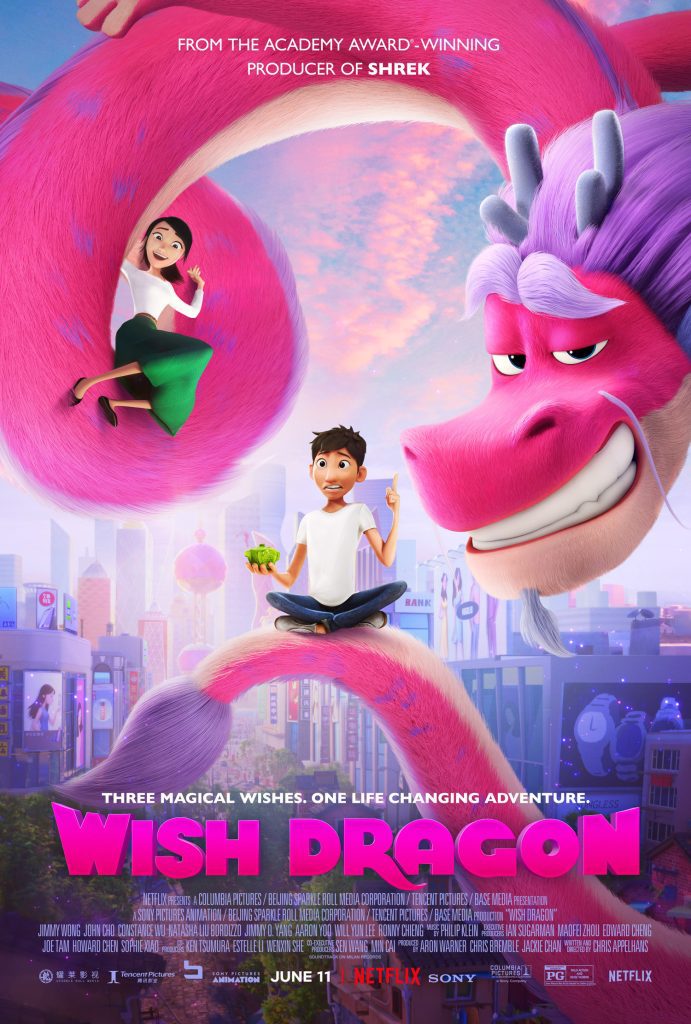 Filmposter van Wish Dragon: voor het beeld van een grote stad met flats, zien we een draak met een roze en paarse pluizige vacht. Op zijn rug zitten twee hoofdrolspelers. 