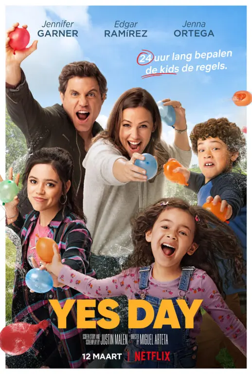 Poster van Yes Day, waarop een vader, moeder twee dochters en een zoon waterbalonnen gooien naar de kijker.