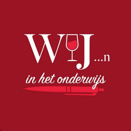 Logo van Wijn in het onderwijs: de I in Wijn is vervangen door een glas wijn. Onder de naam van de podcast is een pen afgebeeld. Achtergrondkleur is wijnrood, accentkleur is felrood.