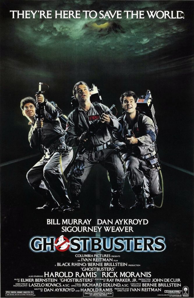 Filmposter van Ghostbusters: drie mannen in grijze overall en met futuristische wapens en rugzak kijken omhoog naar een groen wolkendek.