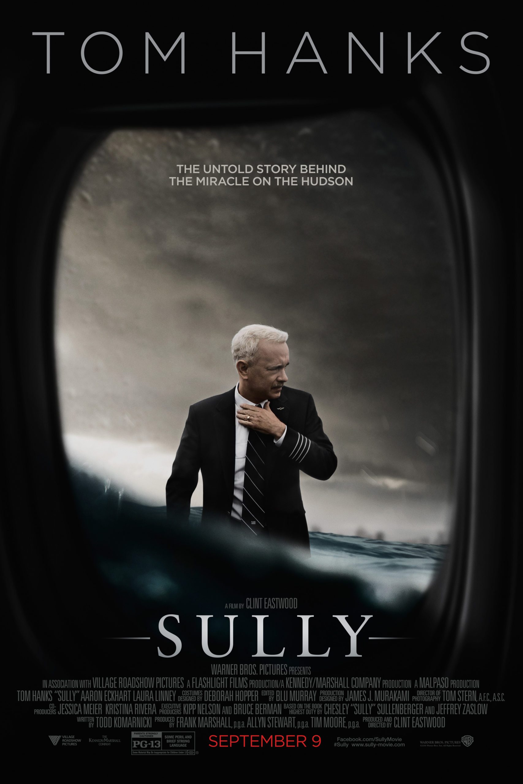 Filmposter van de film Sully: door een vliegtuigraampje kijken we naar buiten en zien we piloot Sully staan tegen een donkere wolkenlucht en op de verre achtergrond de skyline van New York.