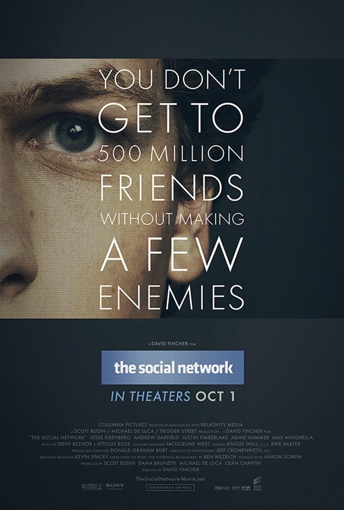 Poster van The Social Network met een deel van het gezicht van de hoofdrolspeler op de achtergrond met daaroverheen de uitspraak "You don't get to 500 million friends without making a few enemies".