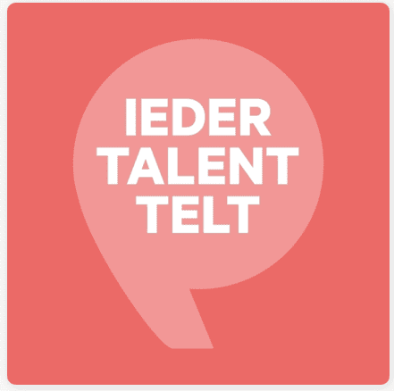 Logo van Ieder talent telt: roze openingsaanhalingsteken op een donkerroze achtergrond. In wit de titel in het aanhalingsteken.