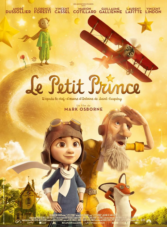 Poster van Le Petit Prince: een jongetje en opa met baard staan midden op de poster met een warmgele achtergrond. Om hen heen een vliegtuig, een klein jongetje in een groen pakje op de maan en een oud huis.