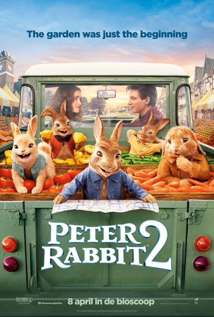 Filmposter van Peter Rabbit 2: The Runaway. We zien een oude pick-uptruck van achteren. Door de achterruit zien we een man en vrouw in de cabine naar elkaar kijken, in de achterbak vijf antropomorfe konijnen tussen diverse groenten.