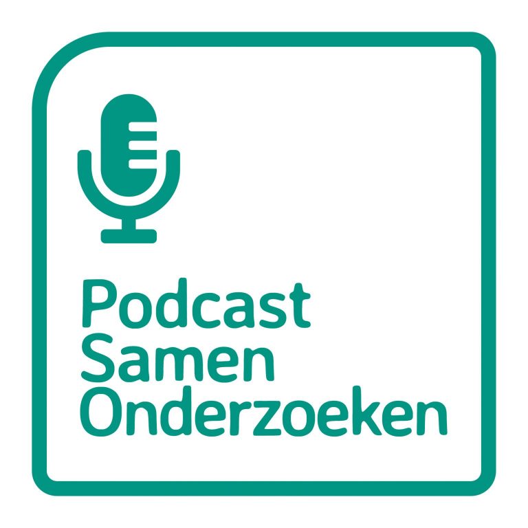 Logo van Podcast Samen onderzoeken: een vierkant in groen met een afgeronde linkerbovenhoek met daarin een gestileerde podcastmicrofoon en de naam van de podcast.