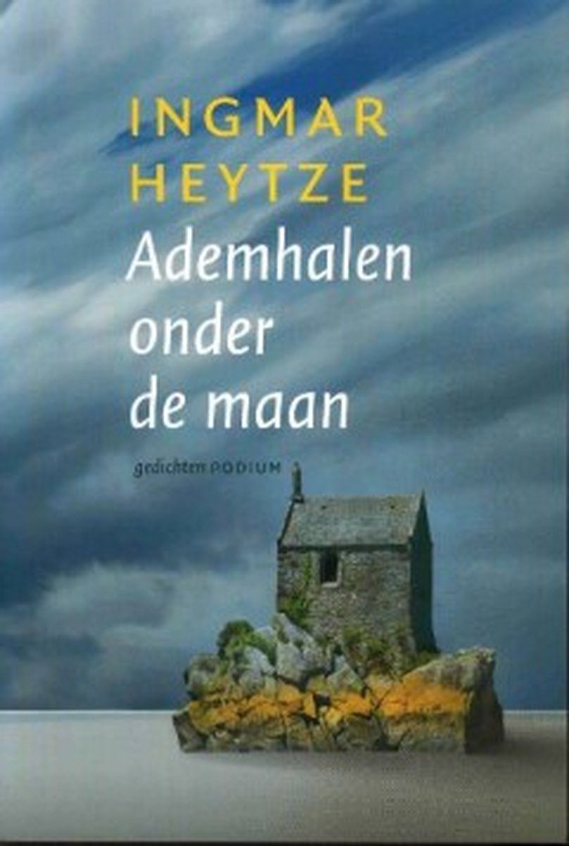 Kaft van Ademhalen onder de maan: een wolkenlucht met eronder een grijs vlak. Daarin een eenzaam oud gebouw.