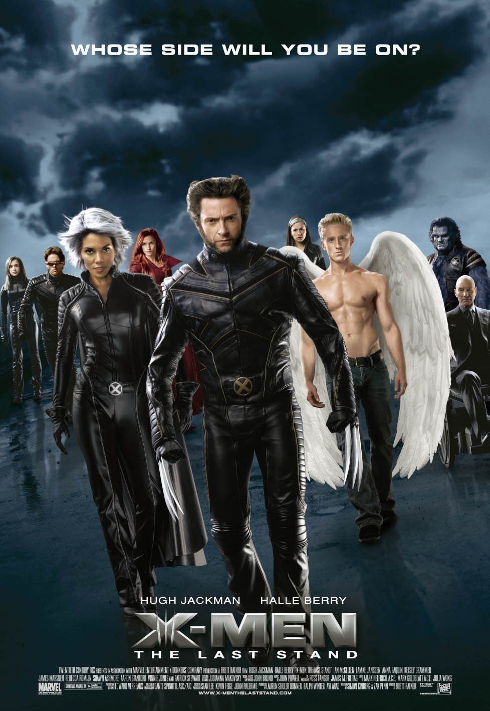 Poster van X-men: The Last Stand, met voorop Wolverine en daarachter de andere X-men, allemaal in zwarte leren kostuums, behalve één personage zonder bovenkleding en met witte engelachtige vleugels. De lucht is donker en grauw.