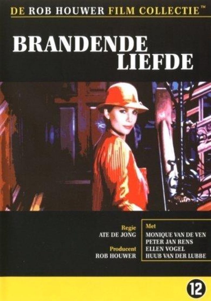 Filmposter van Brandende liefde met in het midden een foto van een vrouw met oranje blouse met bijpassende hoed die je recht aankijkt over haar rechter schouder op de trappen van een oud herenhuis.