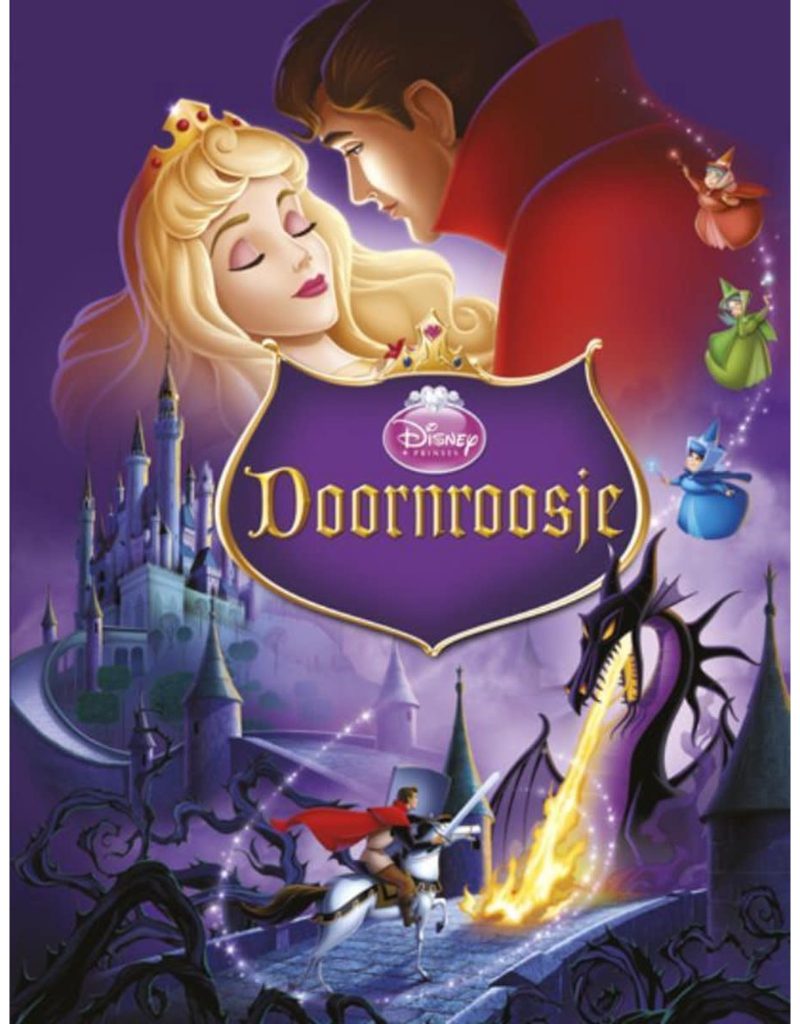 Poster van de Disney-film Doornroosje: paarse tinten met middenin een schild met de naam van de film. Bovenaan de prins die Doornroosje gaat wakker kussen, linksonder het kasteel, rechtsboven drie feeën en rechtsonder een draak.