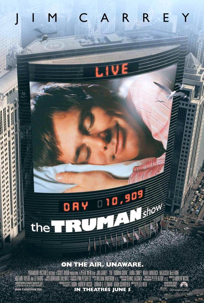 Filmposter van The Truman Show, waarop je Truman ziet slapen. Het beeld wordt uitgezonden op een groot scherm aan een gebouw waar duizenden mensen naar kijken.