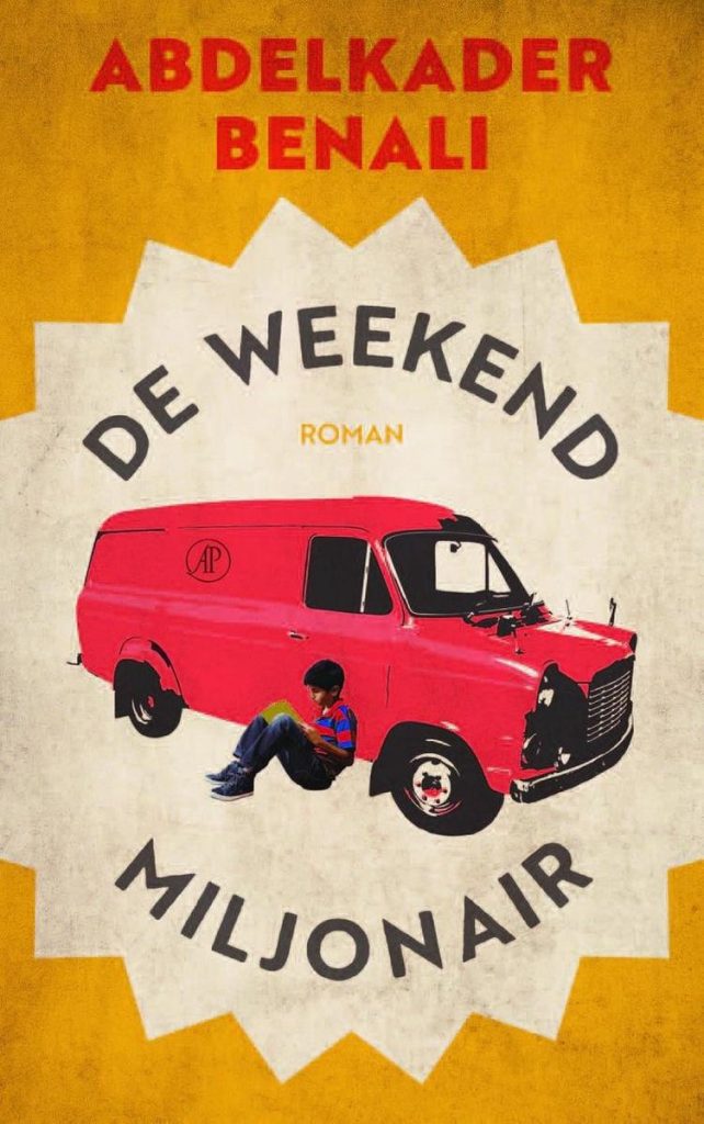 Kaft van de roman De Weekendmiljonair: een jongetje leest een boek, leunend tegen een oud rood busje. 