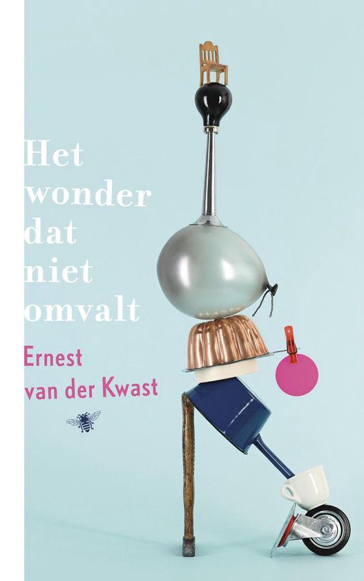 Kaft van Het wonder dat niet omvalt. Een lichtblauwe achtergrond met daarop een stapel van huishoudelijke producten die normaal niet op elkaar zouden blijven staan, zoals een stoel op een balon. Daarnaast titel en auteur.