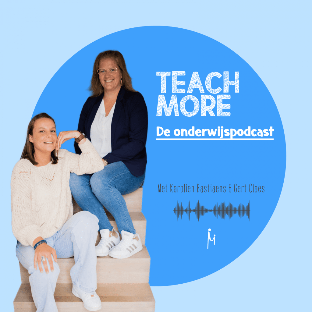 Logo van Teach More: twee vrouwen zittend op een trapje met een blauwe cirkel achter hen waarin de gegevens van de podcast staan.