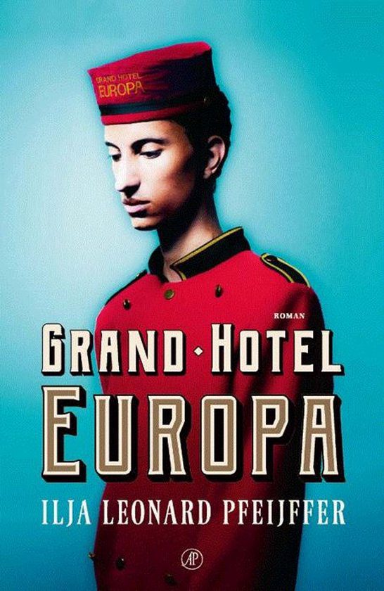 Kaft van Grand Hotel Europa met daarop het beeld van een Arabisch ogende piccolo in een rood pak met hoedje die naar beneden kijkt.