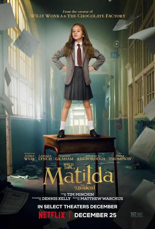 Filmposter van Matilda, the musical, waarop een meisje met haar handen in haar zij op een schooltafel staat in een gang van een school. Om haar heen vliegen diverse schriften en papieren.