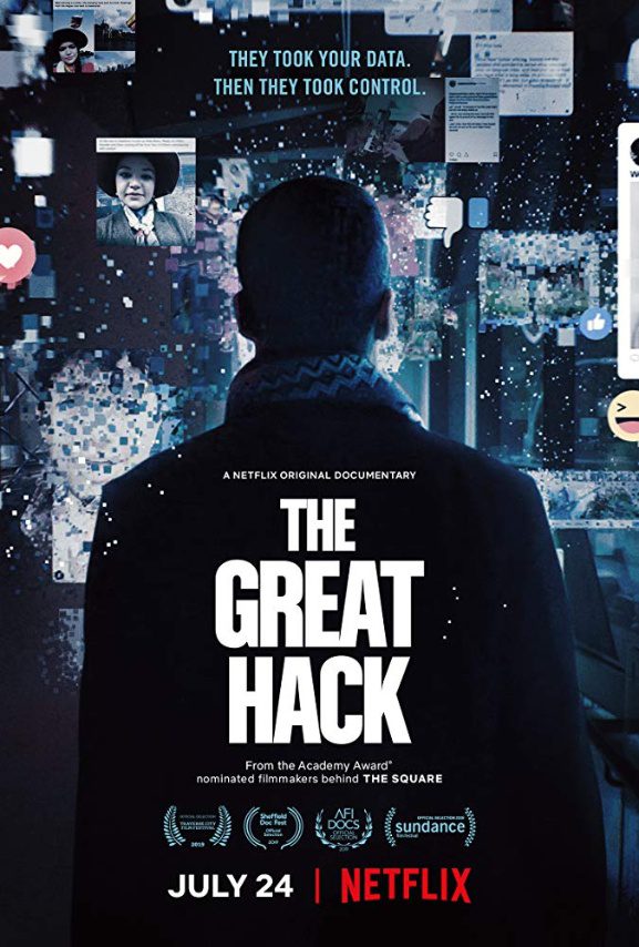 Filmposter van The great hack, een donkere poster waarbij we een man op de rug kijken die naar allerlei social mediaposts kijkt. 