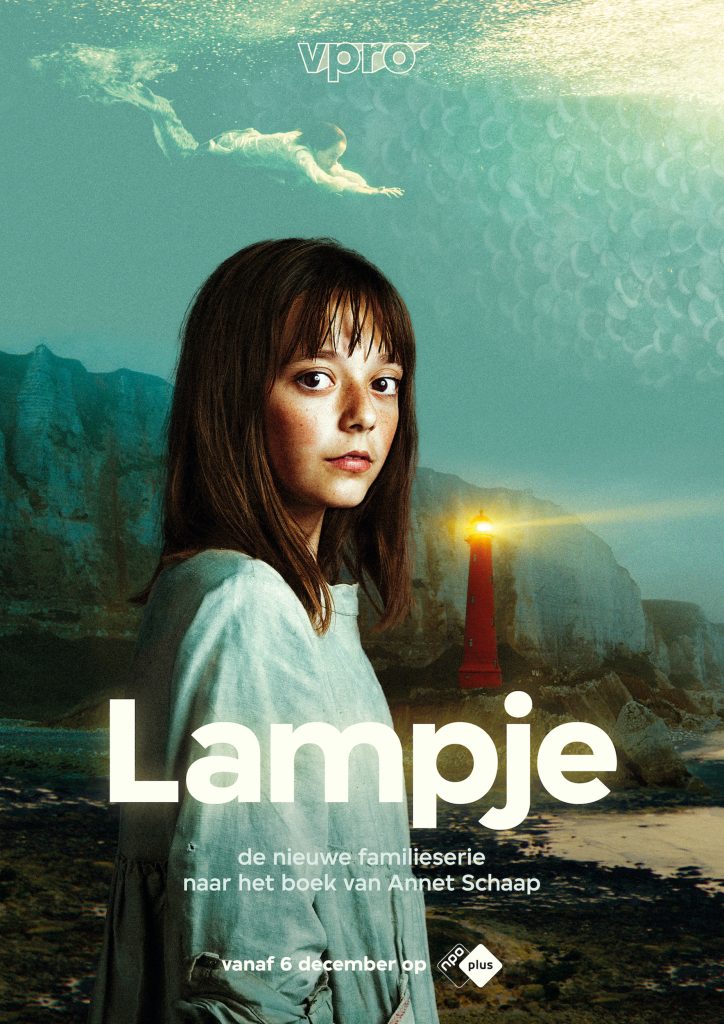 Poster van de serie lampje, waarop de hoofdrolspeelster gekleed in een witte blouse je aankijkt over haar rechterschouder, met op de achtergrond de vuurtoren bij de kliffen waar ze woont.