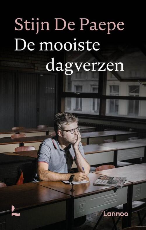 Kaft van de dichtbundel De mooiste Dagverzen van Stijn de Paepe met een foto van De Paepe zittend in een klaslokaal.