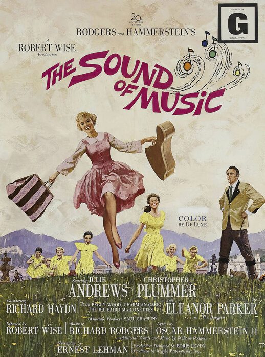 Filmposter van The sound of music. Geschilderde poster met vooraan Maria met een gitaarkoffer en reistas dansend op een grasveld met de familie Von Trapp op de achtergrond.