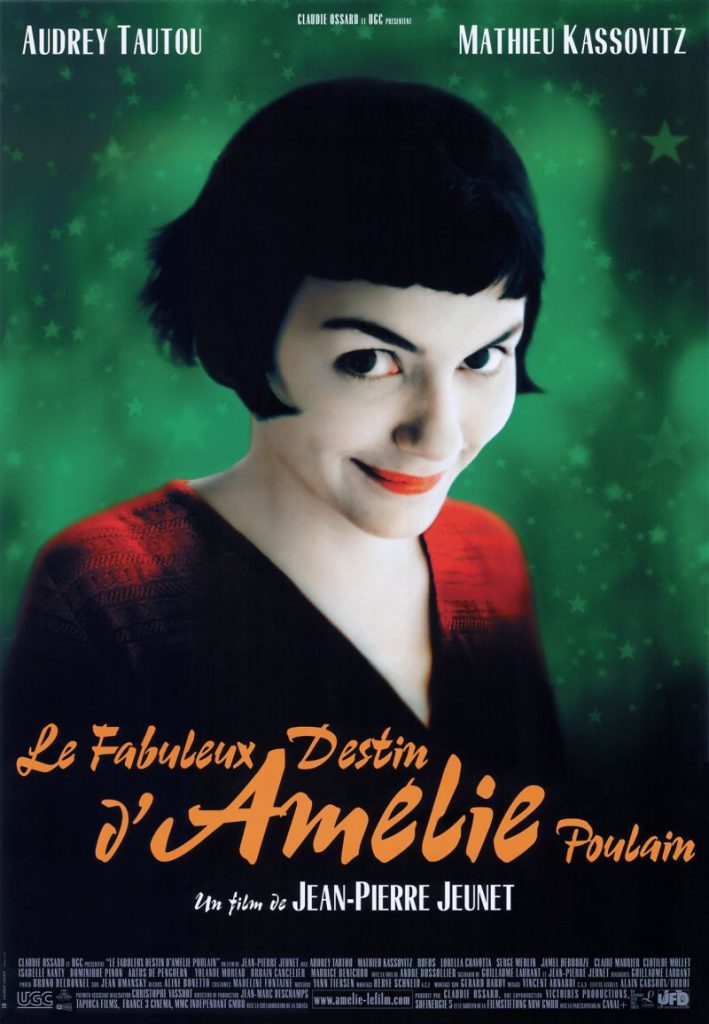 Filmposter van Le fabuleux destin d'Amélie Poulain: een groene achtergrond met een jonge vrouw ervoor met een rood jurkje dat schalks in de camera kijkt. Onderaan in oranje de filmtitel.